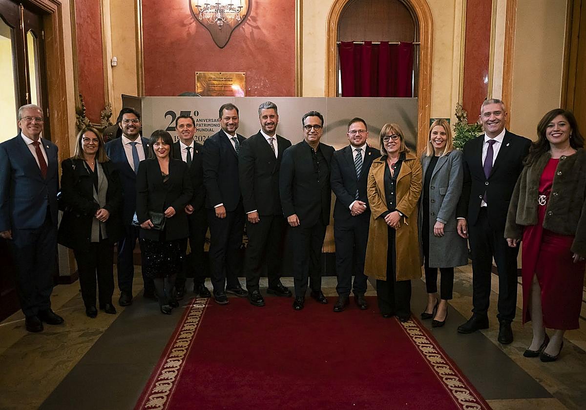 Imagen principal - La Laguna clausura su 25 aniversario con una ceremonia emotiva e innovadora en el Teatro Leal