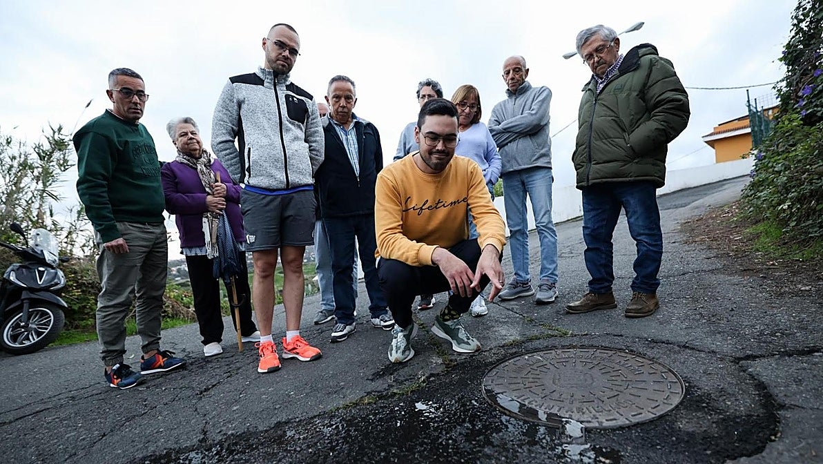 Vecinos de Llanos de María Rivera ante las alcantarillas de Laderas del Roque.