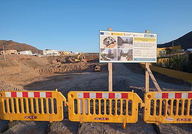 Cartel que anuncia la obra de la residencia y el centro de día de Gran Tarajal, en El Aceitún.