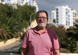 Ramón Montesinos posa en la calle Severo Ochoa de El Batán, sede de la asociación vecinal del barrio.