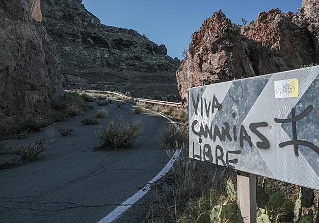 Otro tramo de la vía cerrada y abandonada.