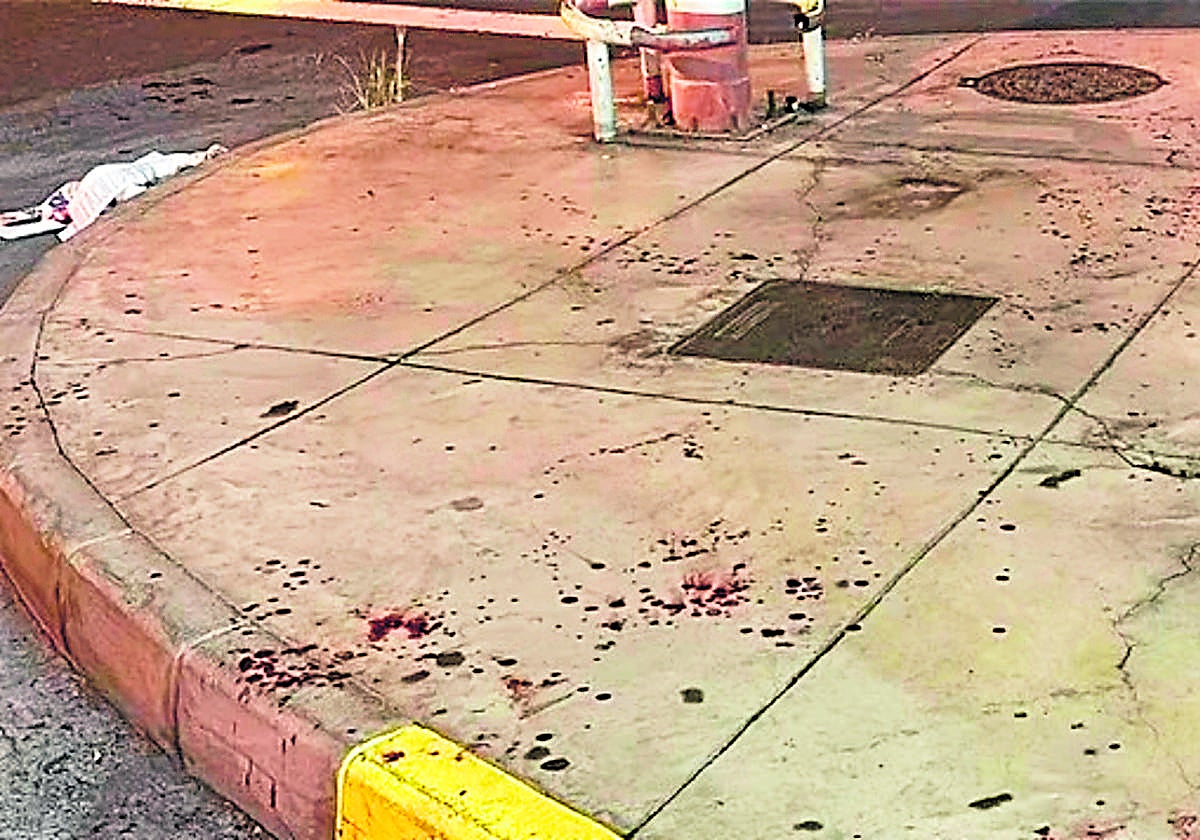 Manchas de sangre de la víctima en el suelo de la plaza Manuel Becerra.