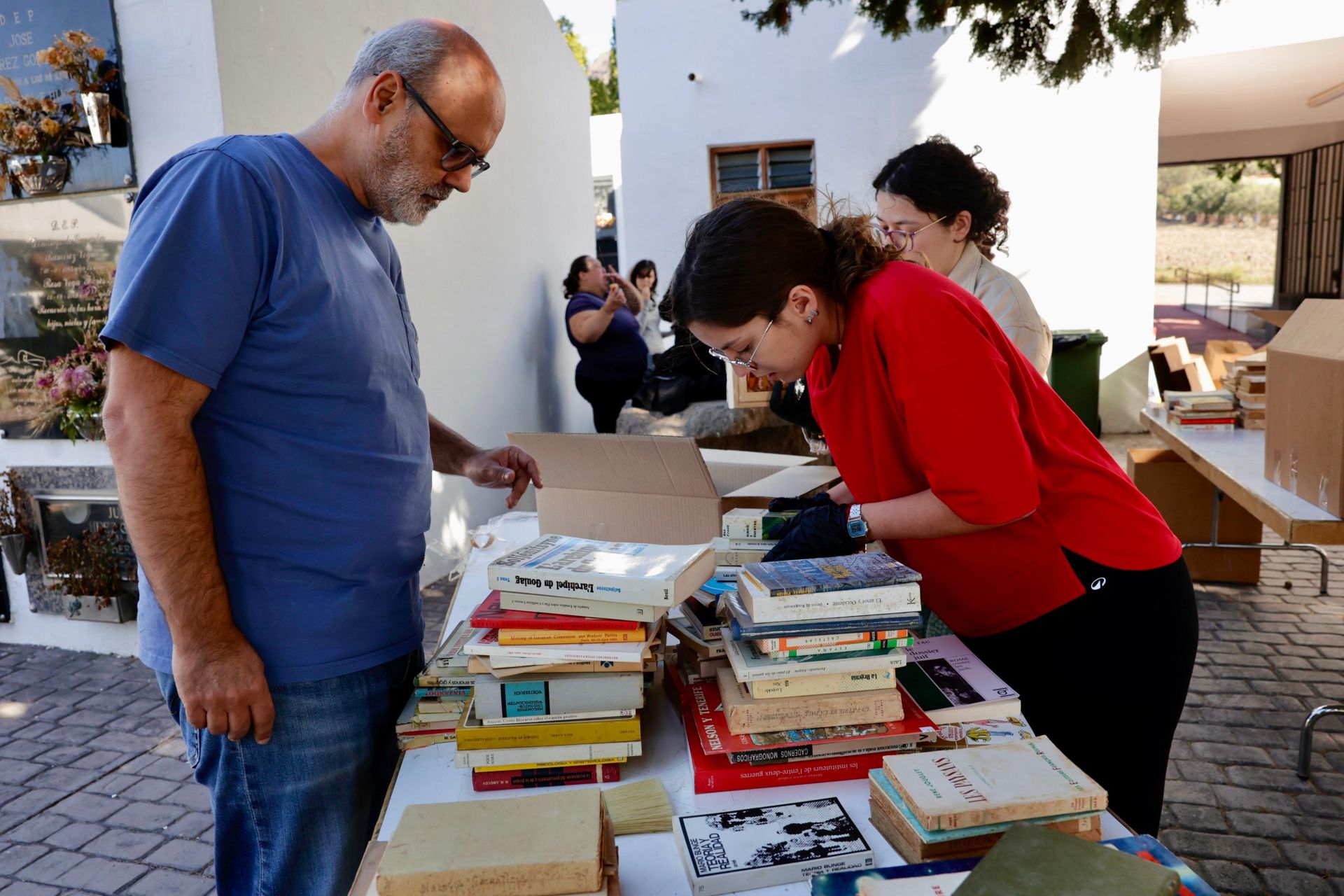 El profesor Juan Manuel Brito junto a estudiantes voluntarios durante la recuperación.