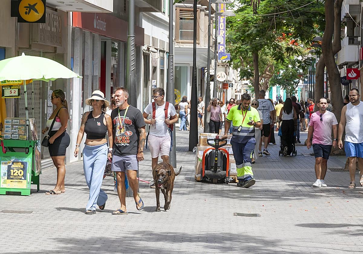 Viandantes en fechas recientes paseando por la calle Real en Arrecife.