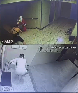 Imagen del momento en el que una de las mujeres sale corriendo con el objeto navideño en sus manos.