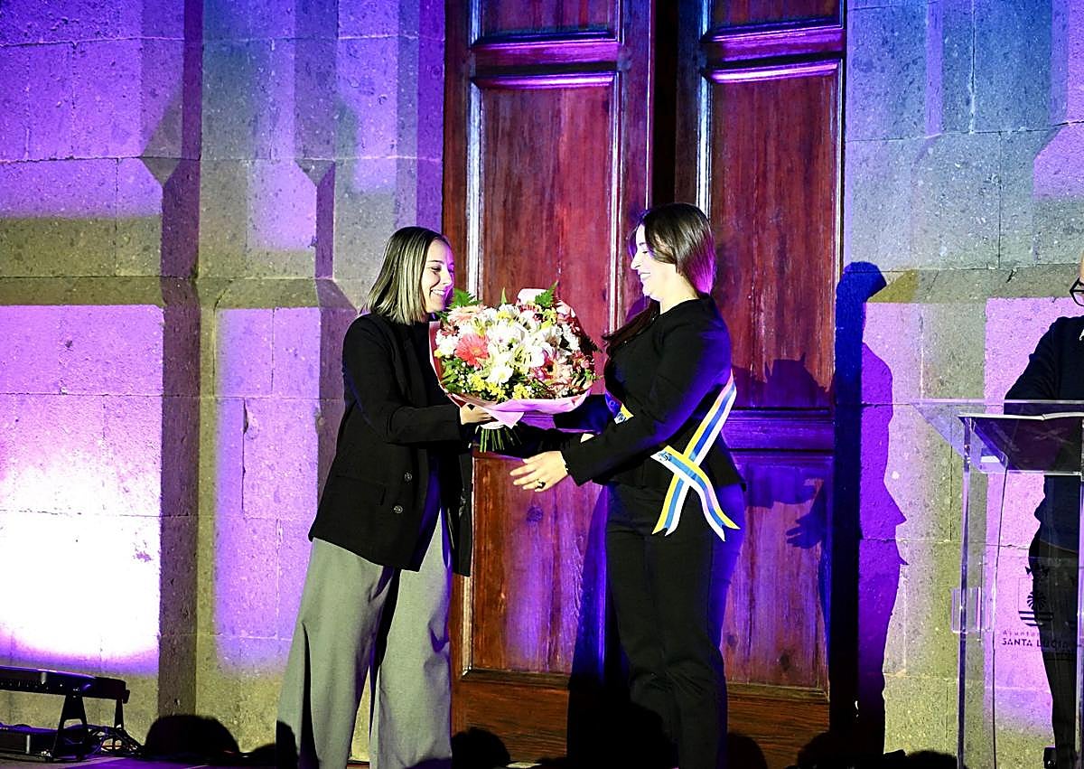 Imagen secundaria 1 - El pregón convirtido en fiesta, Lucía González recibiendo la banda de Lucía y el alcalde.
