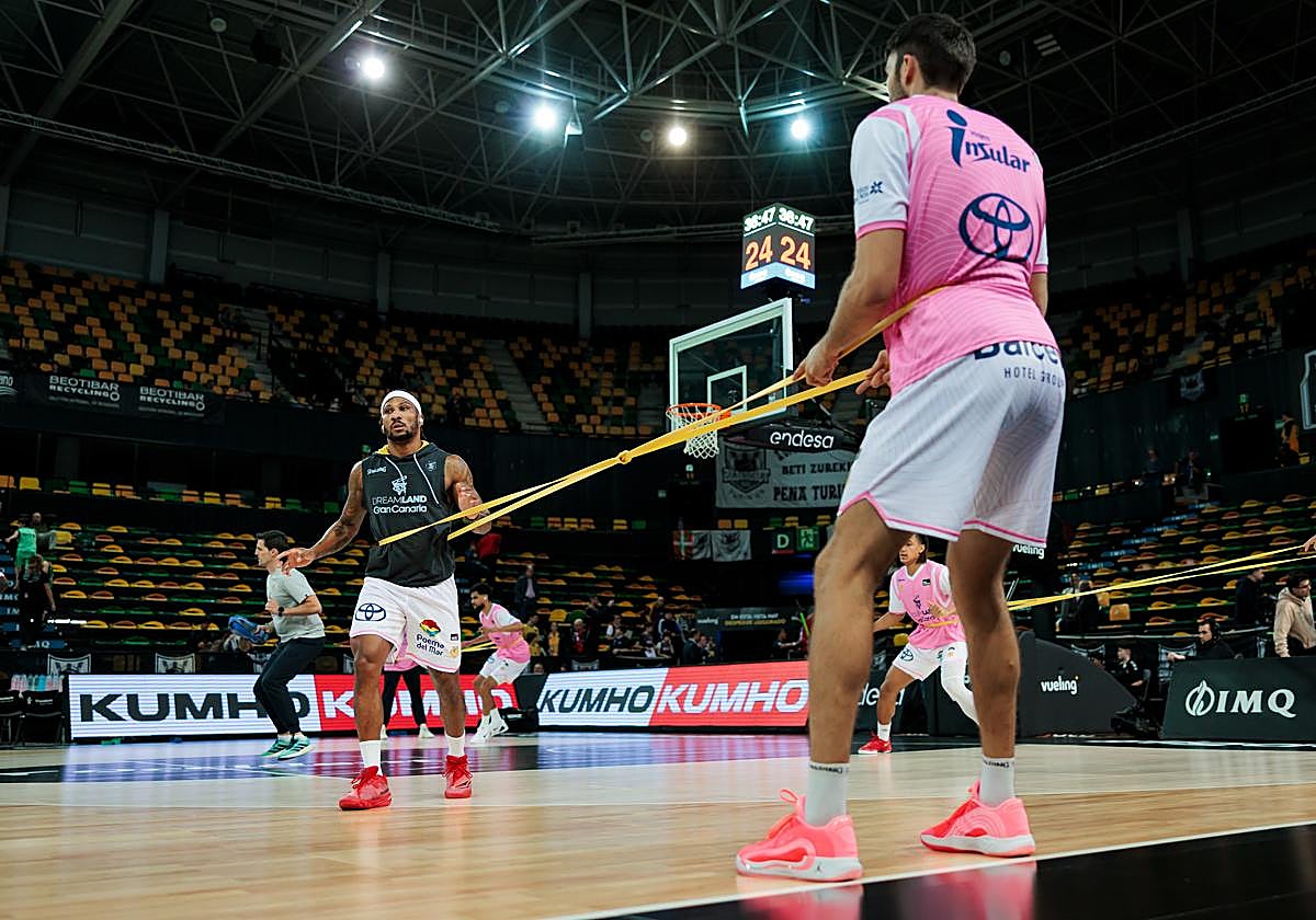 Imagen del calentamiento del equipo isleño en Bilbao.