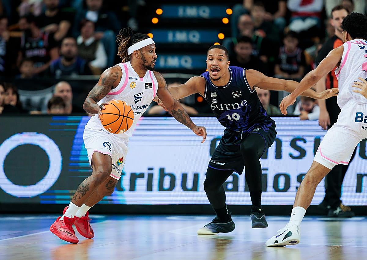 Imagen secundaria 1 - A la izquierda, Albicy intenta progresar en ataque. A la derecha, Tobey se apodera del balón ante la oposición bilbaína.