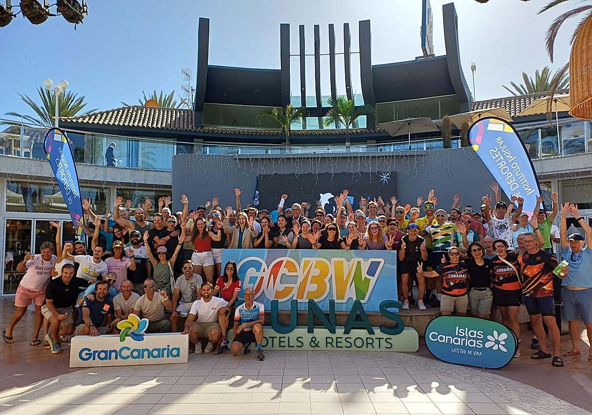 Foto de familia de los participantes en el Gran Canaria Bike Week 2025.