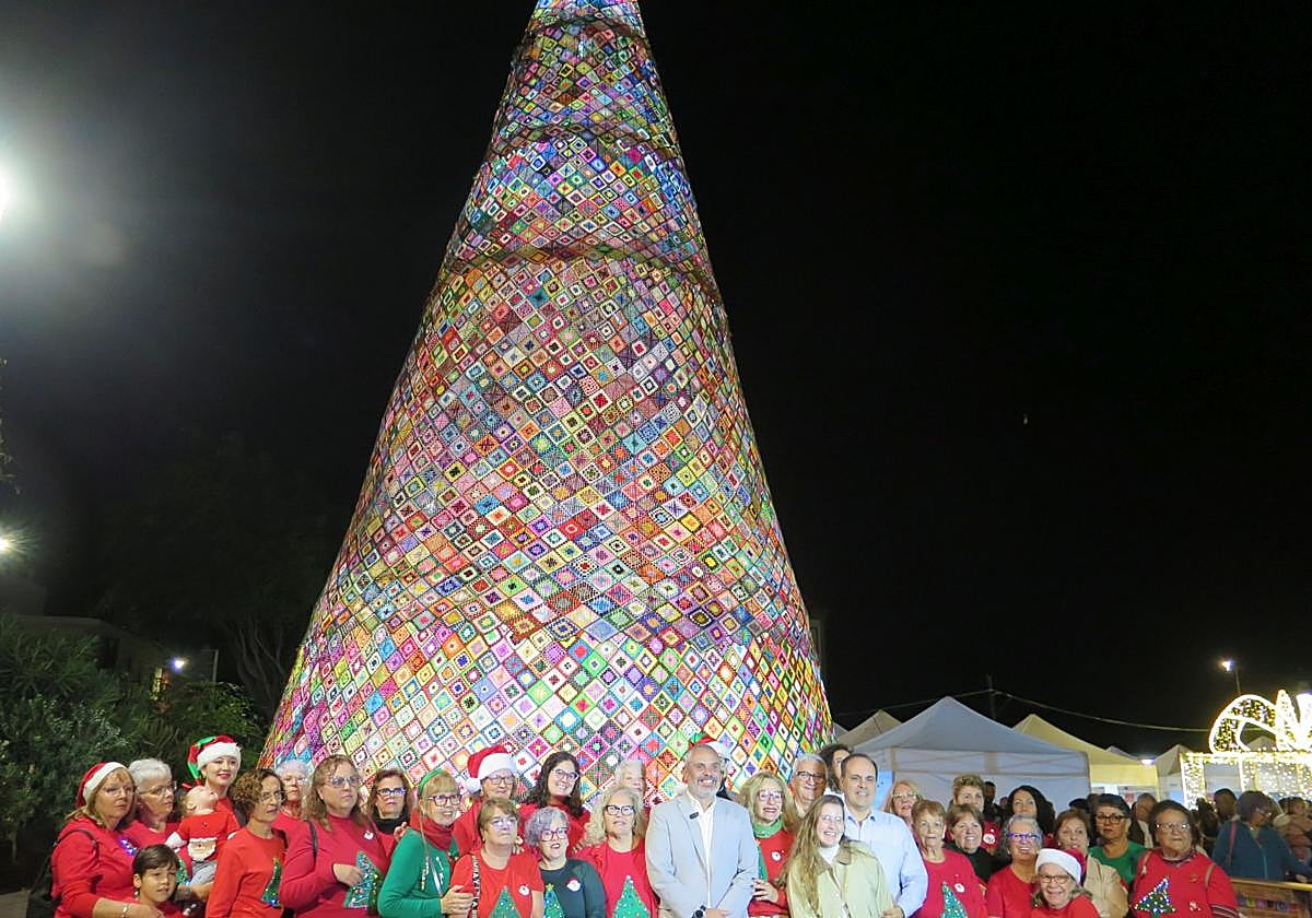 Acto de inauguración del árbol de Navidad de ganchillo de las vecinas de La Atalaya.