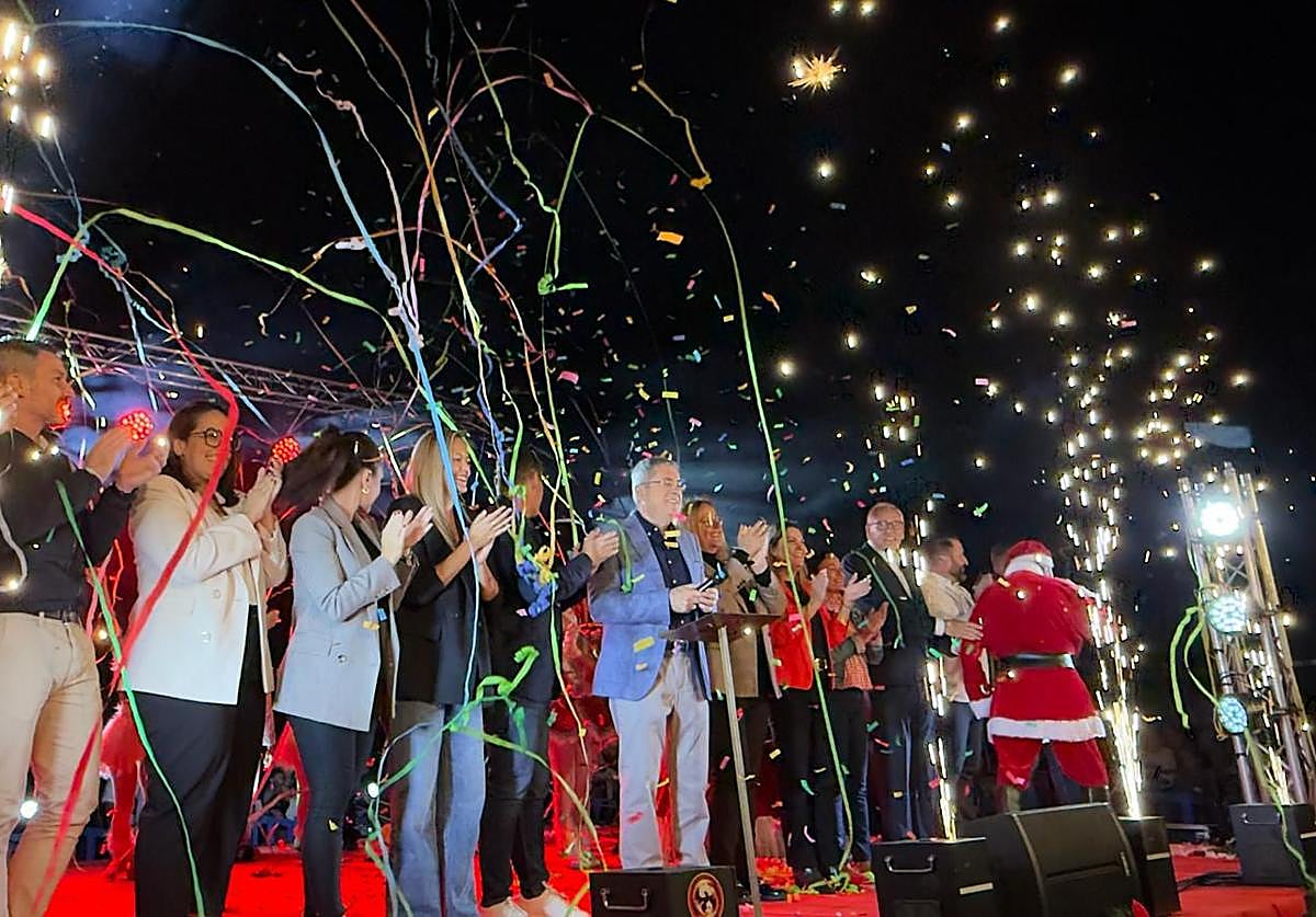 Imagen principal - Acto de encenddido oficial, una de las carrozas infantiles y un castillo de cuento. 