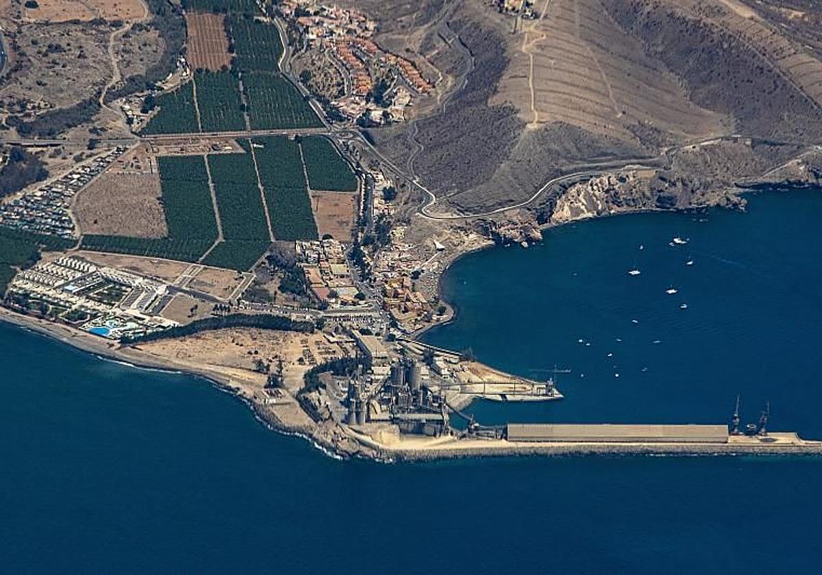 Vista aérea del muelle de Santa Águeda y la cementera.