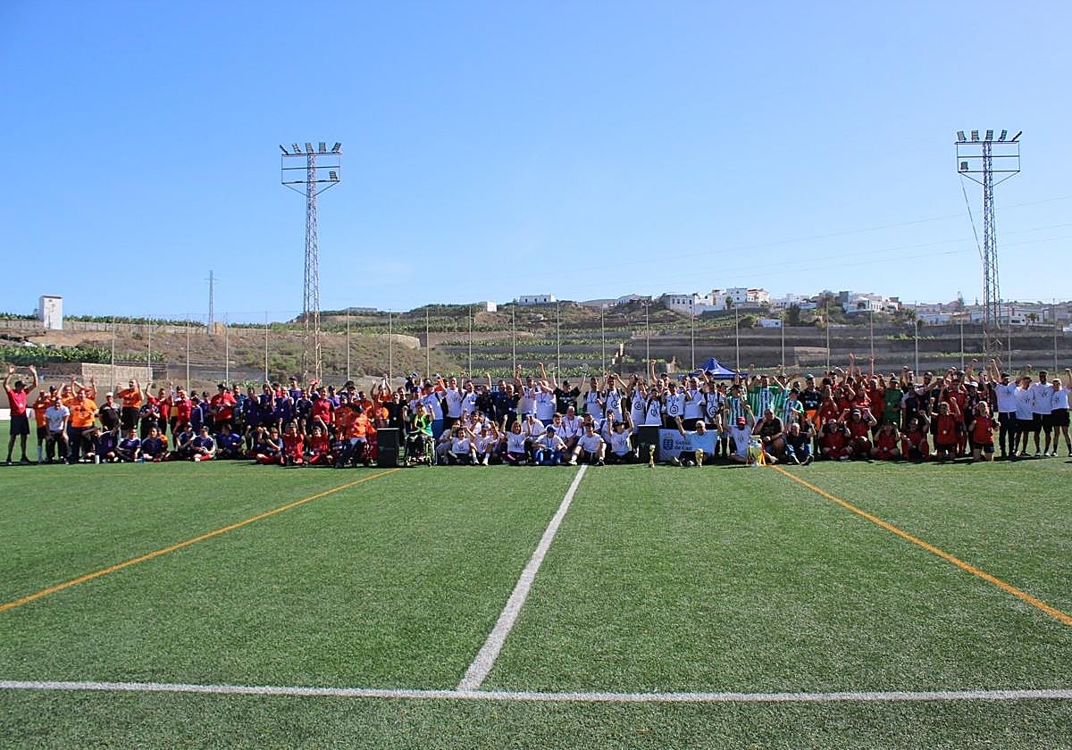 Foto de familia de los participantes en este evento.