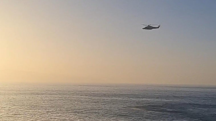 El helicóptero de rescate, ayer en la zona de Los Gigantes, Tenerife.