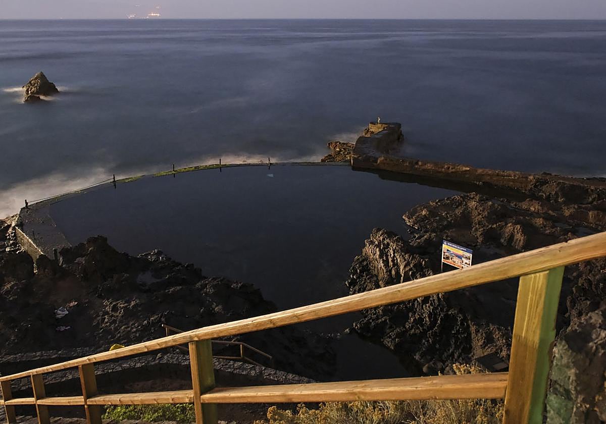 Piscina natural de Isla Cangrejo, en Los Gigantes (Tenerife), en una imagen tomada este domingo.