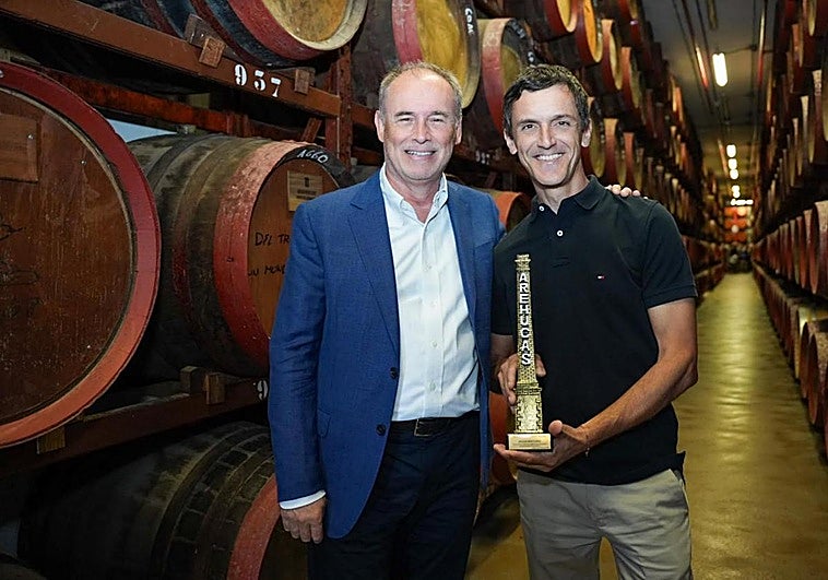 Rogelio Peñate, junto a Rafael Méndez en Destilerías Arehucas.