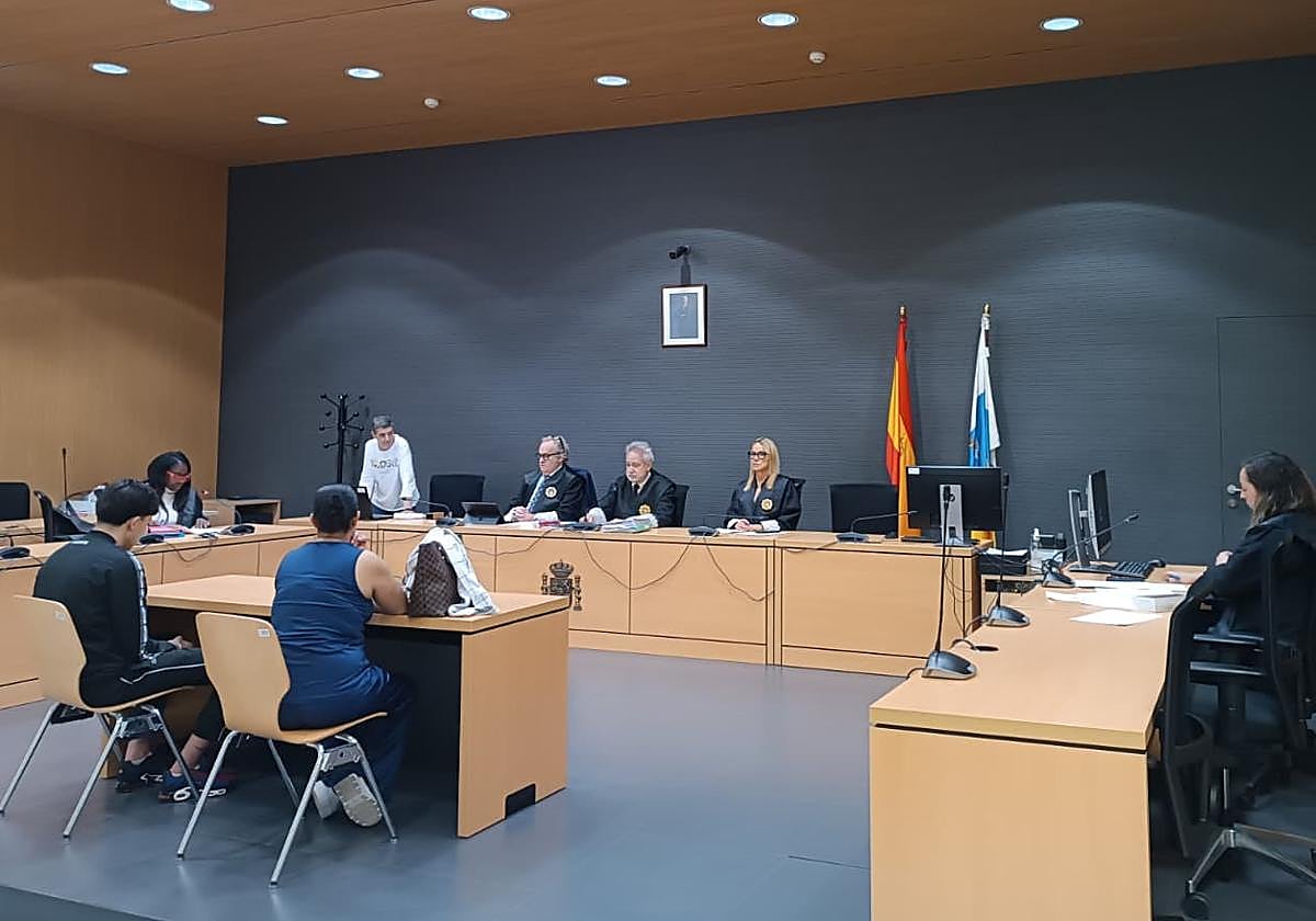 El condenado, con la intérprete a su lado, en el juicio celebrado este martes.