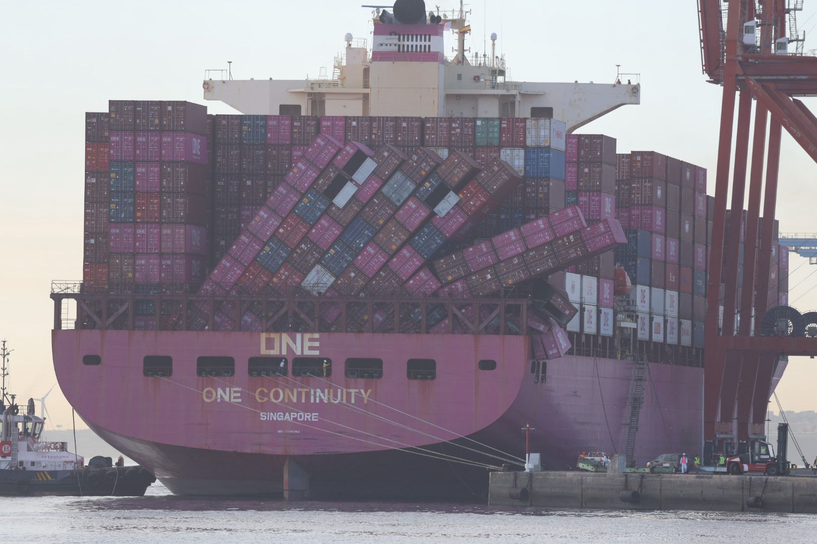 El fuerte oleaje tumba la carga del megacontenedor 'One Continuity' y obliga a su desvío al puerto de Las Palmas