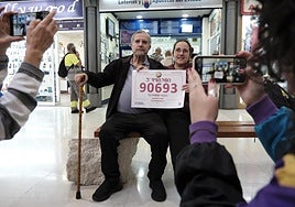 90693, tercer premio | Yaira reparte 250.000 euros de la Lotería de Navidad en el Centro Comercial La Ballena