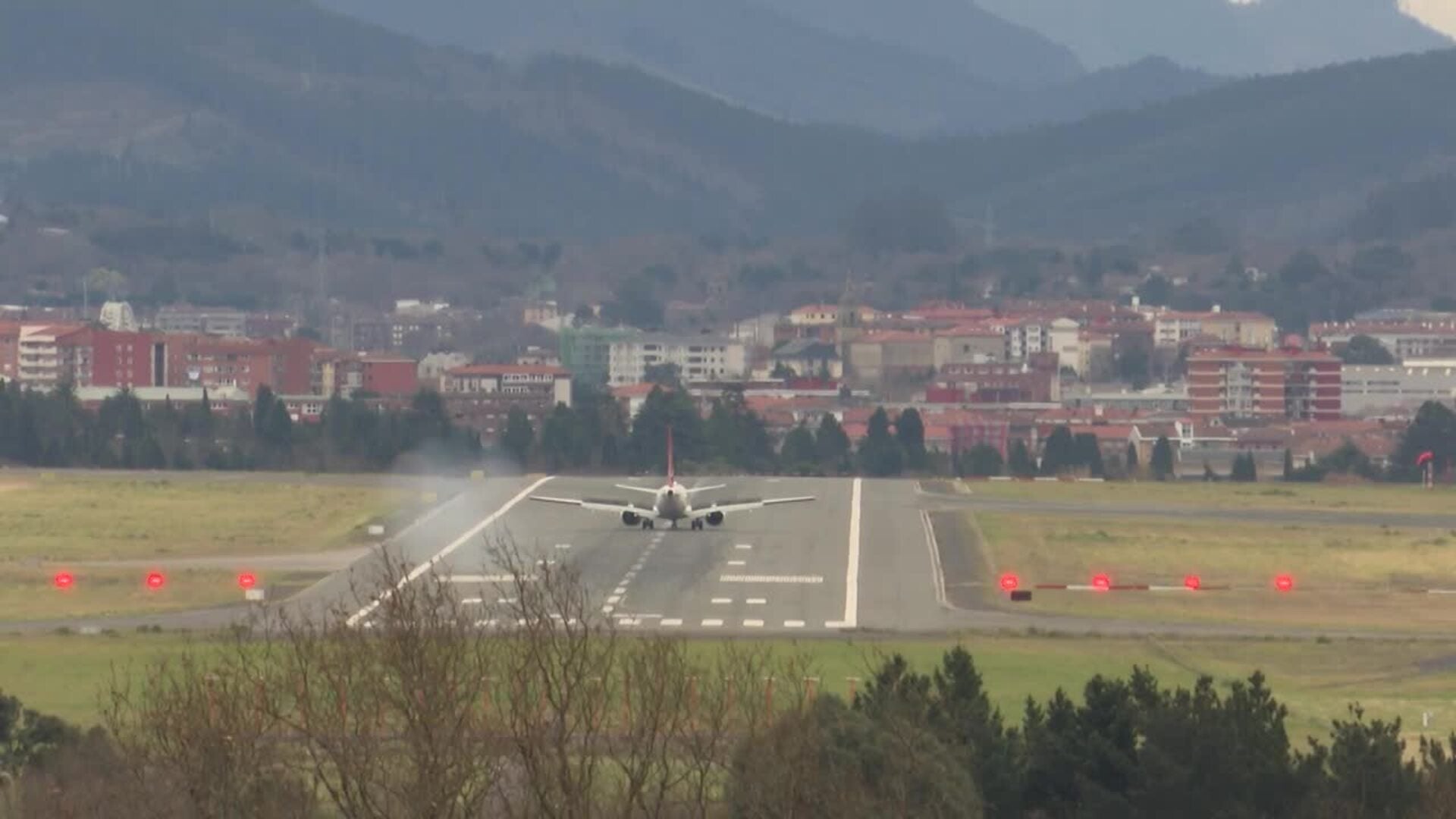 Las rachas de viento dificultan el aterrizaje de aviones en Loiu (Bizkaia)