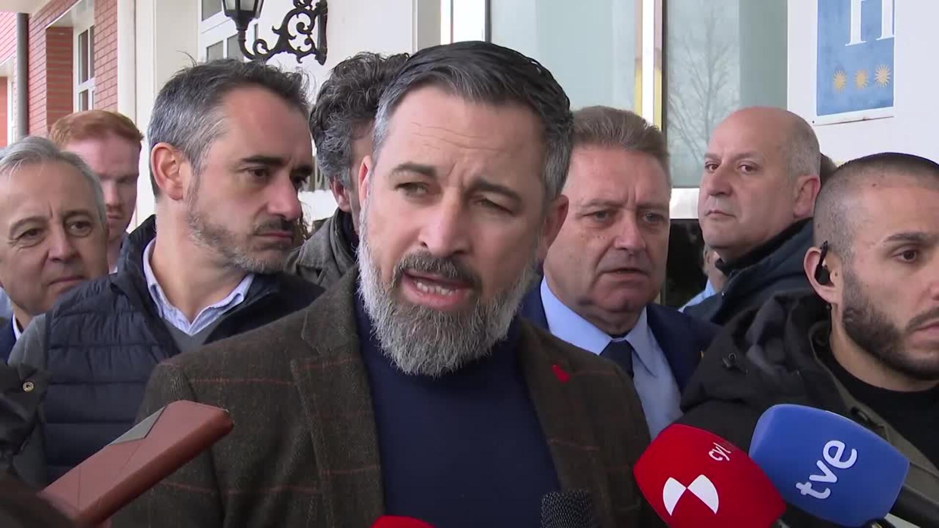 Abascal ve a Mañueco y Feijóo "a la orden" de Von der Leyen y "seguidistas" de Sánchez