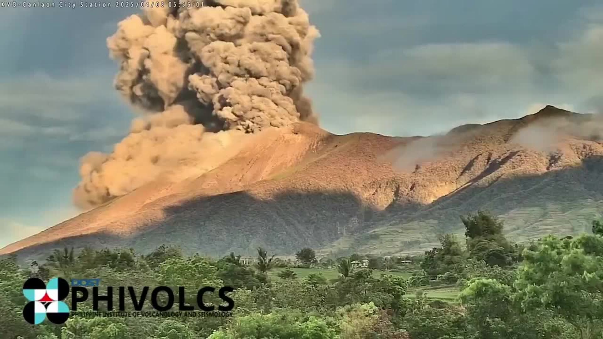 Volcán Canlaón escupe columna de cenizas en Filipinas y las autoridades recomiendan evacuación