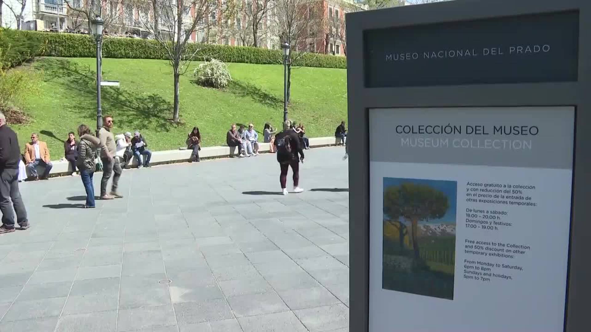 Turistas disfrutan del Museo del Prado en este Jueves Santo