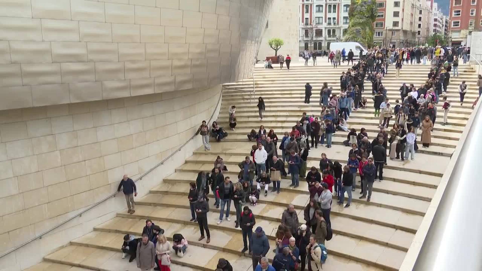 El Museo Guggenheim Bilbao reabre al público tras una falsa alarma por un paquete sospechoso