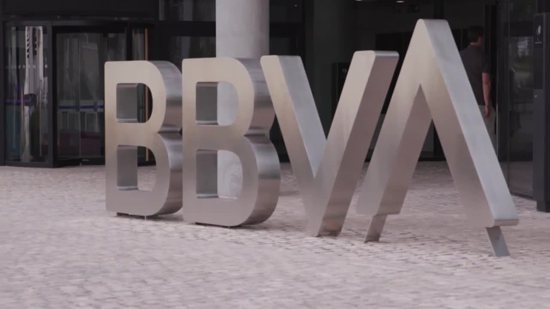 La CNMC aprueba la OPA de BBVA sobre Sabadell en fase 2 con compromisos