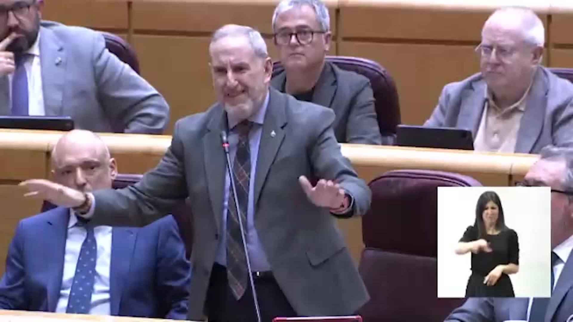Bronca en Senado después de que un senador del PP entregara a Aagesen un saco de arena tóxica