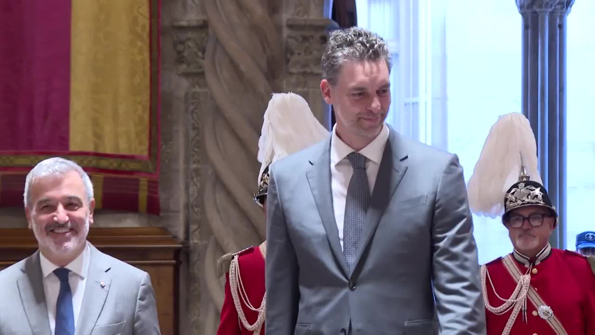 Gasol agradece el apoyo de sus padres al recibir la Medalla al Mérito Deportivo de Barcelona