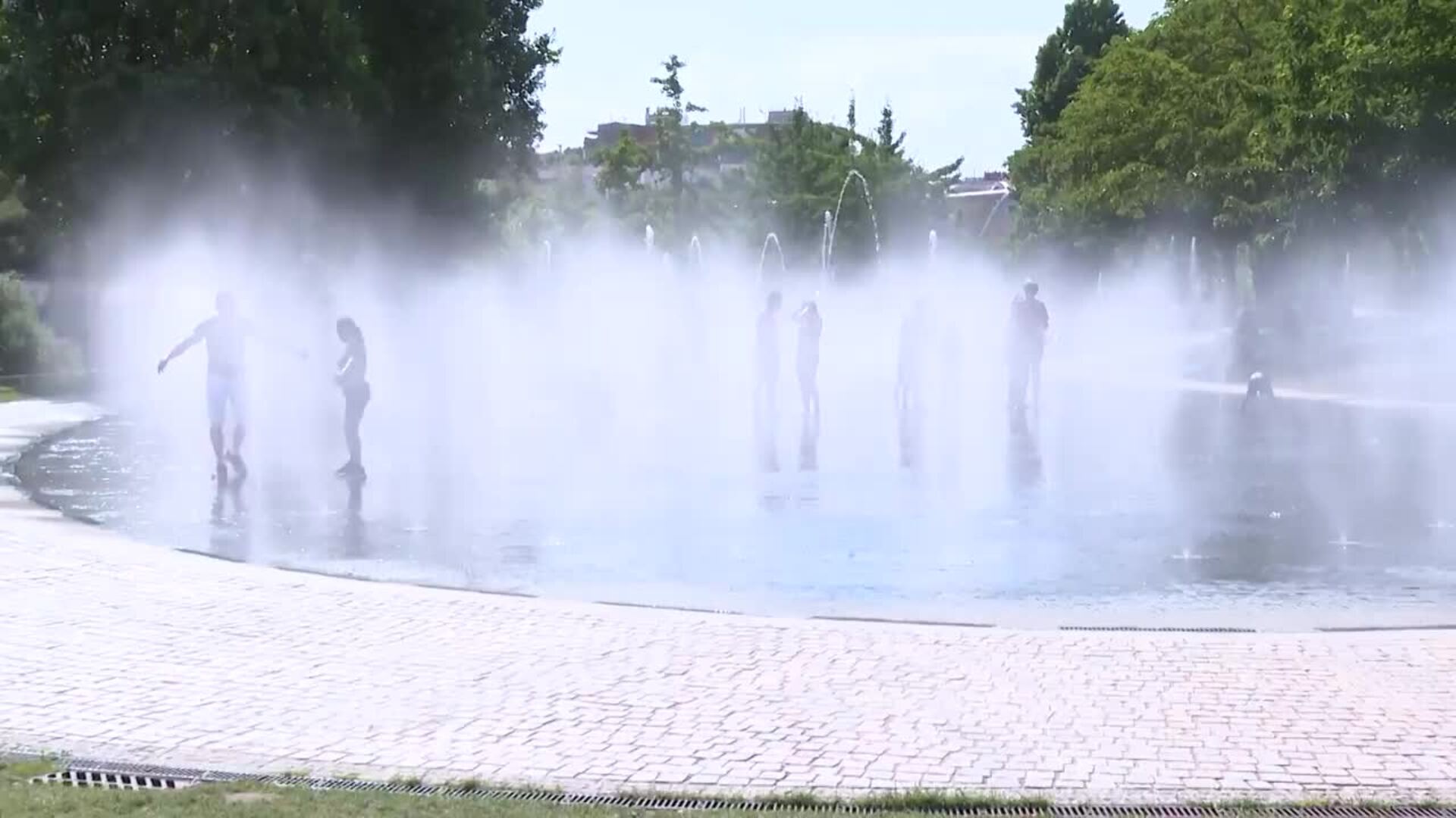 Madrileños se refrescan en la zona de baño de Madrid Río ante una ola de calor "agobiante"
