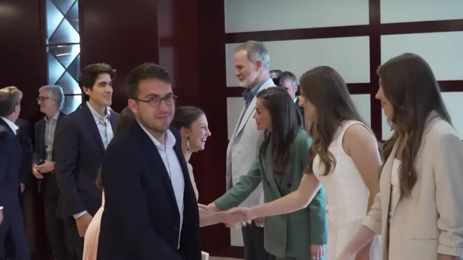 La reina Letizia cede el protagonismo a sus hijas en Barcelona, que apuestan por tejido ligero