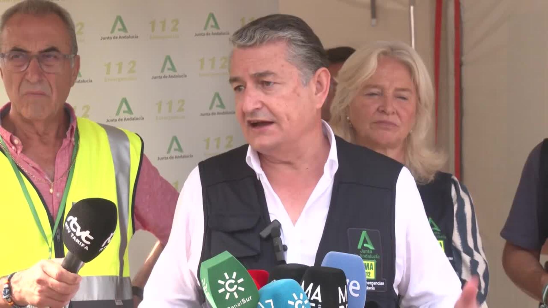 Incorporan aviones y helicópteros al incendio de Tarifa, que mantiene a 1.500 desalojados