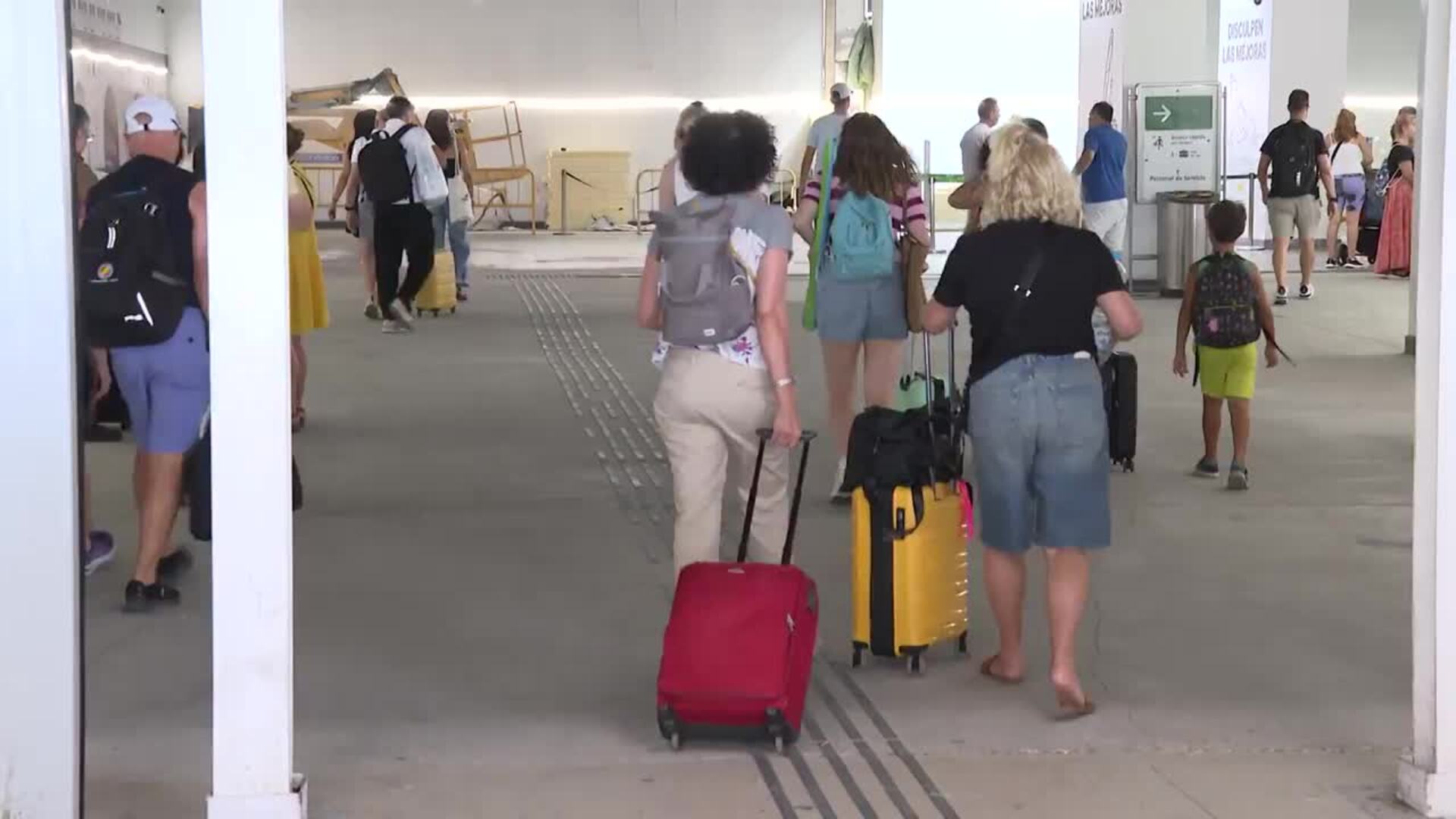 Viajeros vuelven a casa tras sus vacaciones: "Nos hemos gastado todo el dinero ya"