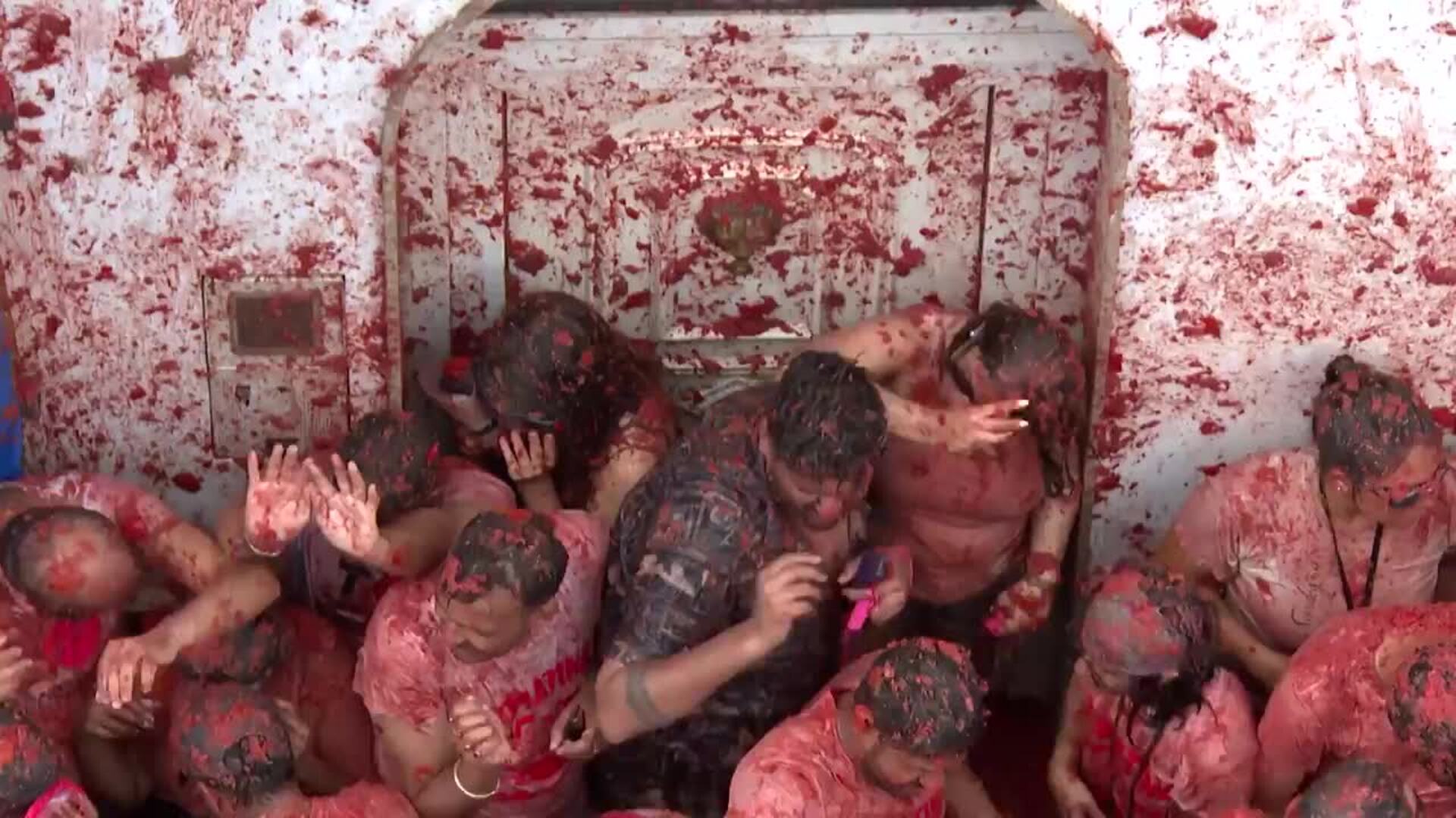 Más de 22.000 personas llenan de rojo las calles de Buñol en la Tomatina: "Lo tienes que vivir"