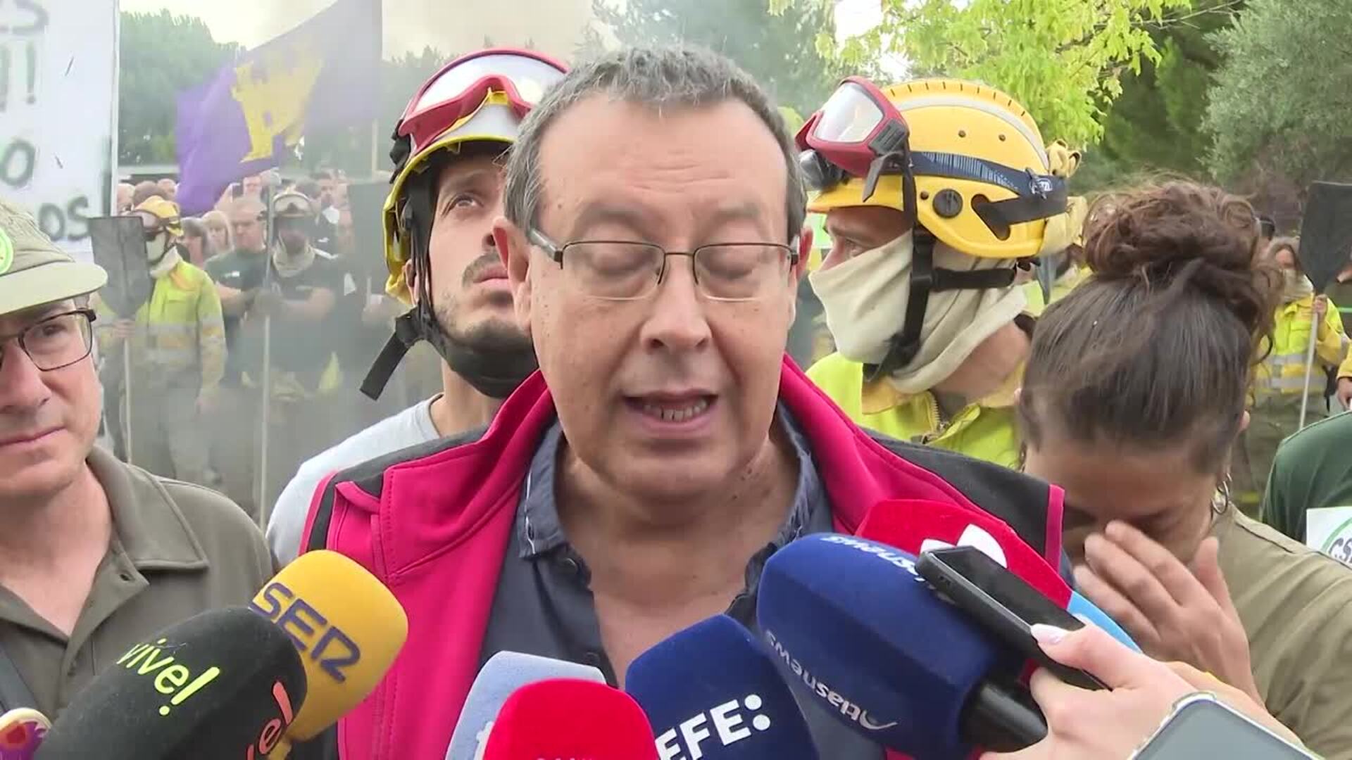 Mañueco comparece en las Cortes de CyL mientras cientos de personas se concentran a las puertas