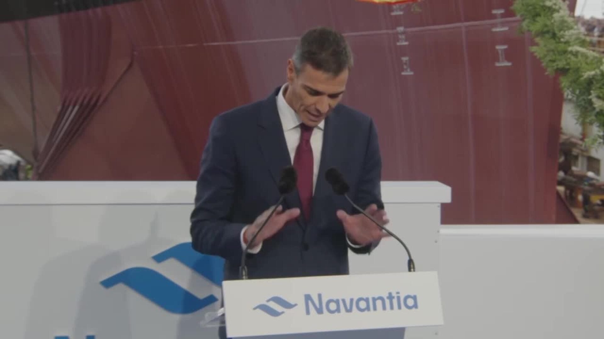 Sánchez erige en "símbolo de progreso" a la primera de las fragatas F-110 que sale al mar