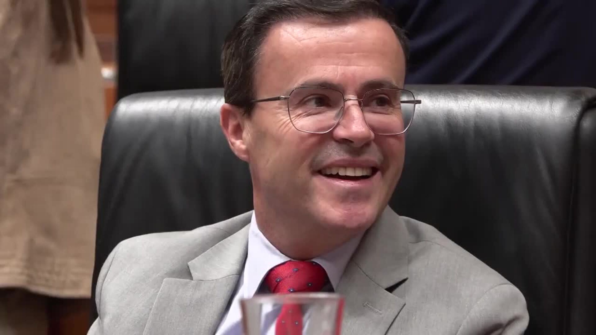 Gallardo reafirma que no piensa dimitir y la oposición carga contra él: "Es bochornoso"