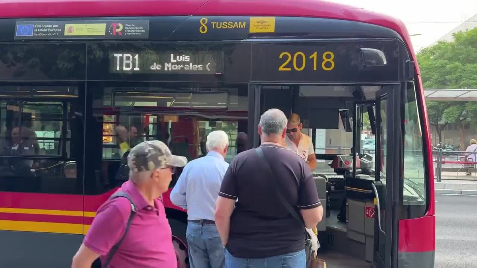 El alcalde de Sevilla realiza el primer viaje del tranvibús: "No anula la línea 2 del Metro"