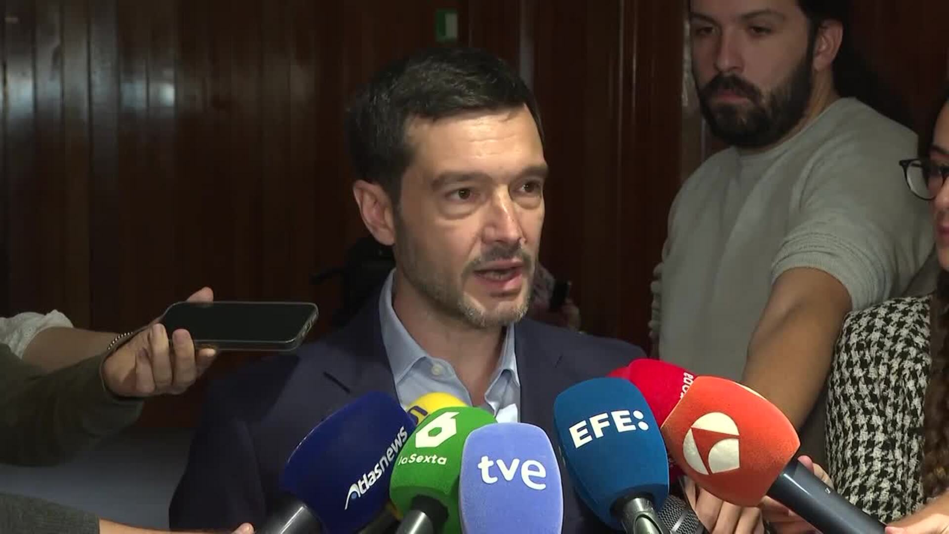 Bustinduy critica el "carné por puntos" del PP para migrantes