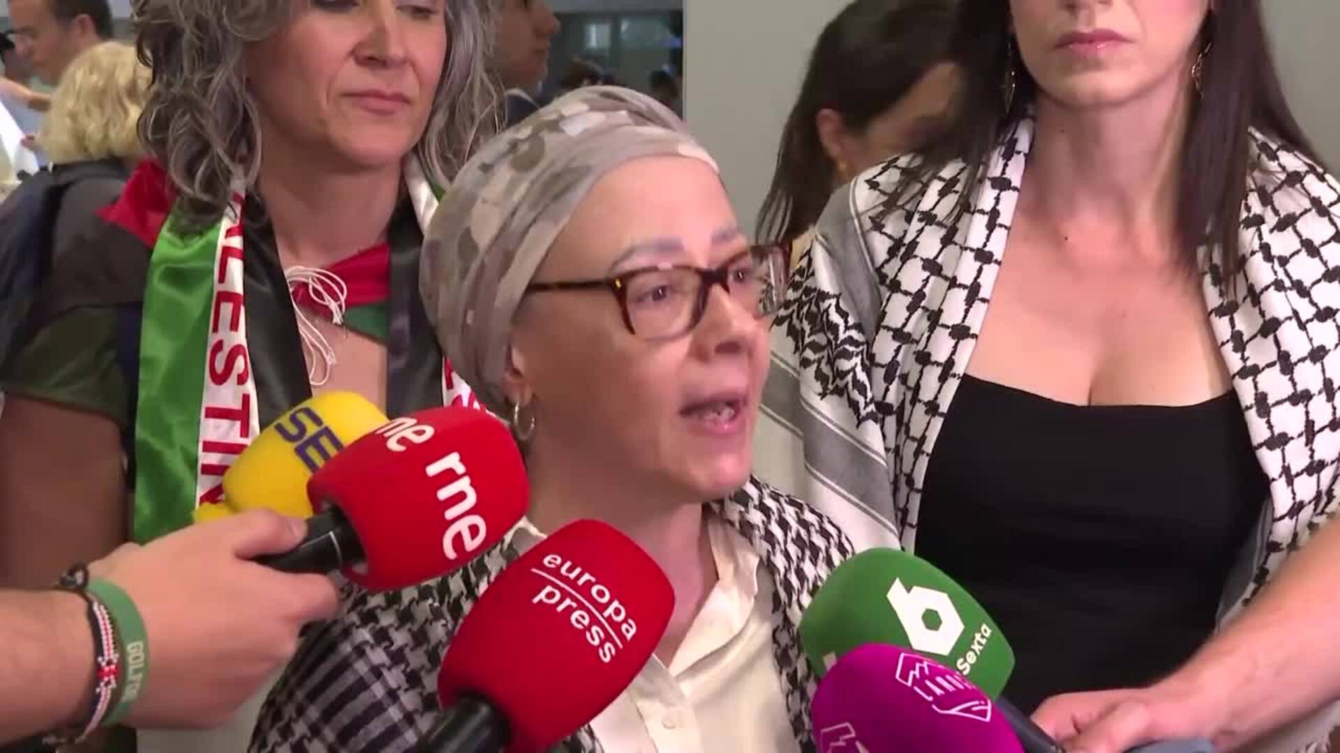 Más Madrid acude al aeropuerto a mostrar su "cariño" a sus miembros que estaban en la flotilla