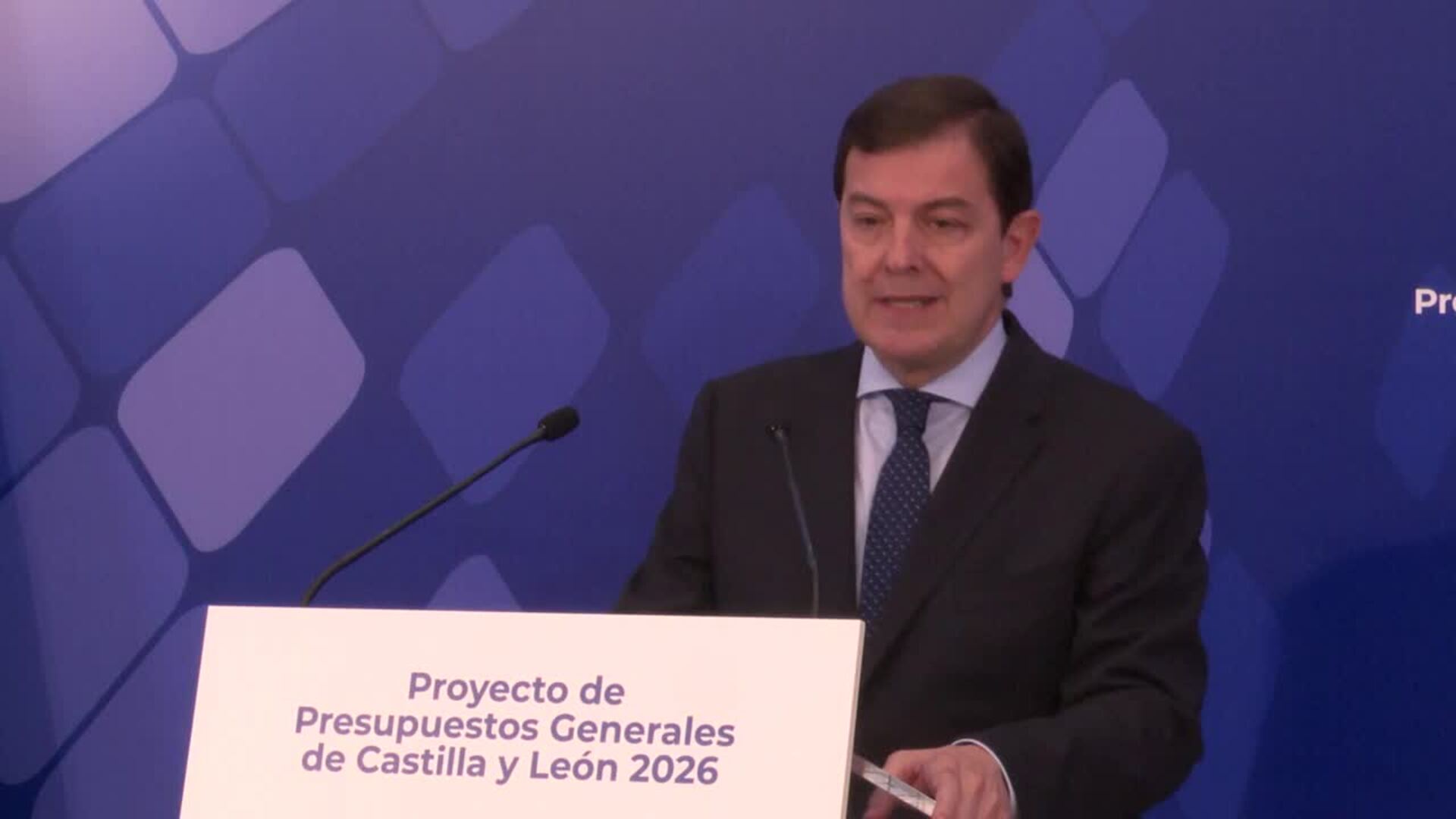 Mañueco tiende la mano a los otros grupos y llama a sentarse a negociar "sin excusas ni rodeos"