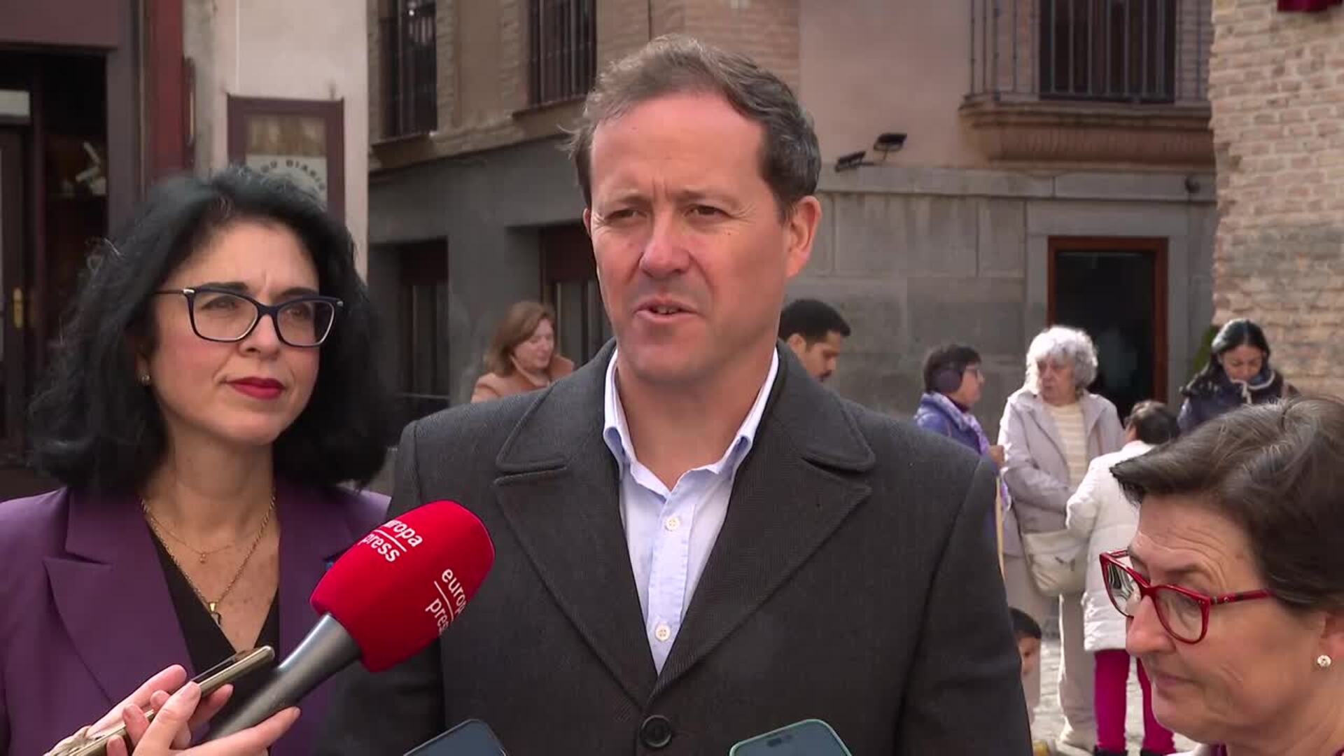 Toledo rinde homenaje a Apanas con una placa en el corazón del Casco Histórico