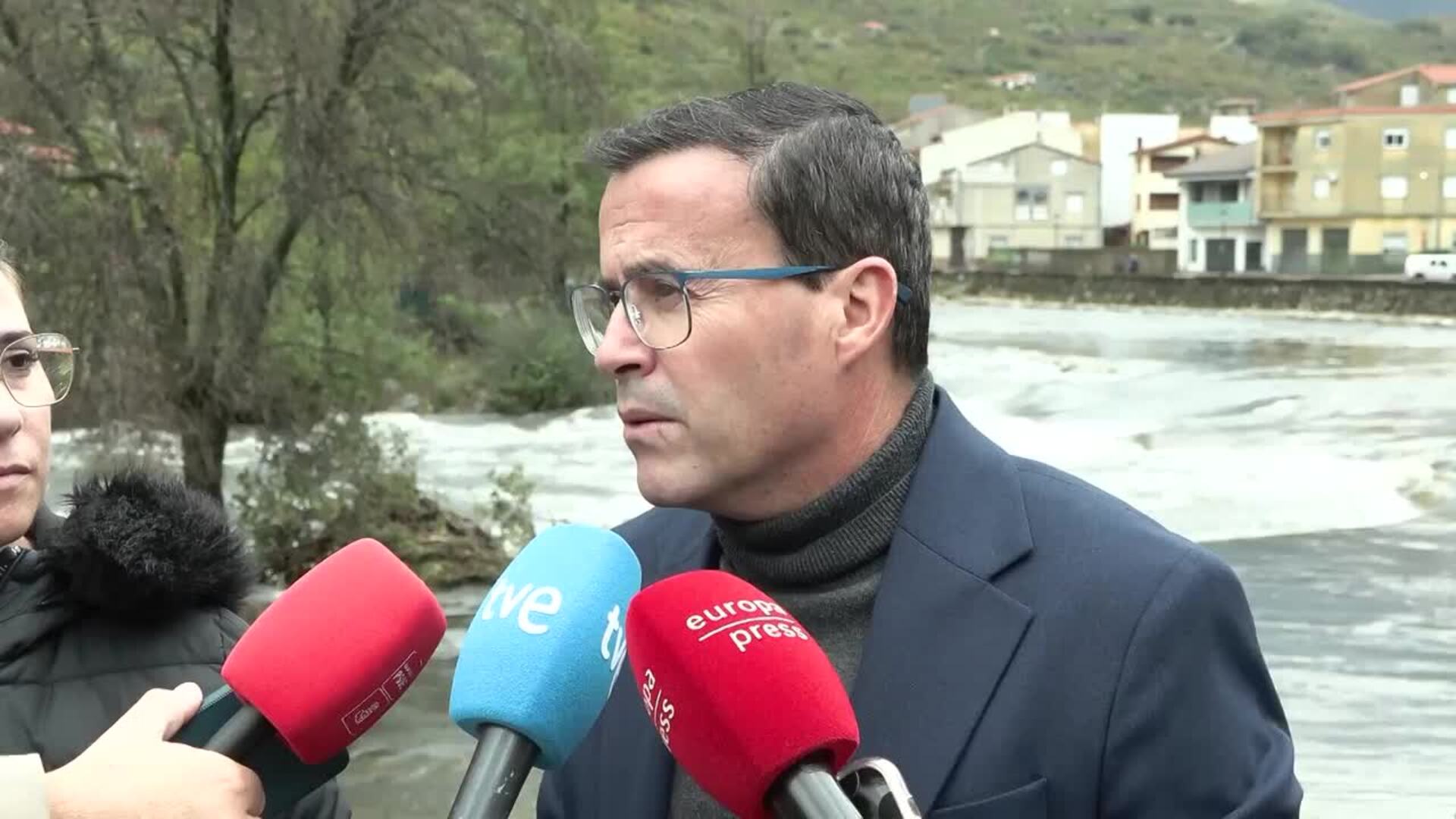 Gallardo visita Navaconcejo tras fuertes lluvias y llama a seguir indicaciones de emergencias