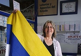 El bazar Paquito, en Firgas, estalla de felicidad tras haber vendido un décimo del primer premio de la Lotería del Niño