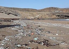 Canarias lidera el mayor estudio de microplásticos en playas