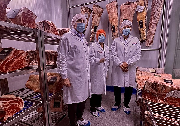 El Cabildo conoce el plan de producción ganadero-cárnica de KM0 de Frimancha Canarias