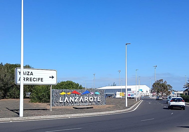 Dos carteles promocionales suplen a los tótem publicitarios en el aeropuerto