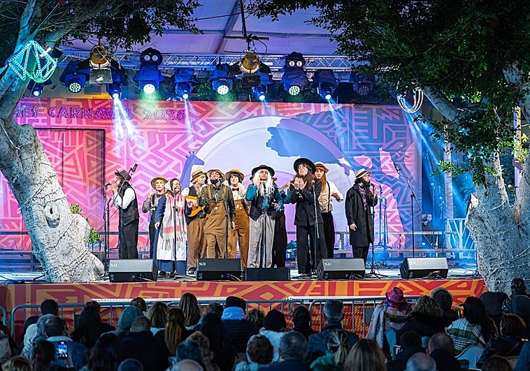 Los Serenquenquenes y Los Calaíta se ganan al público en el carnaval del mundo de Agüimes